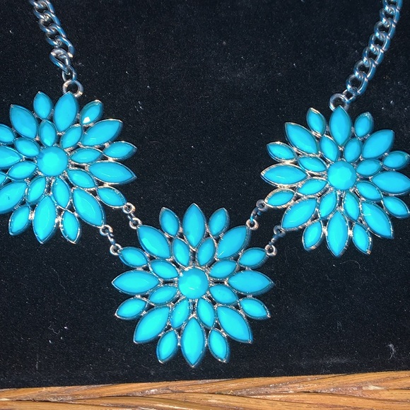 turquoise colored flowers statement necklace - Picture 4 of 5